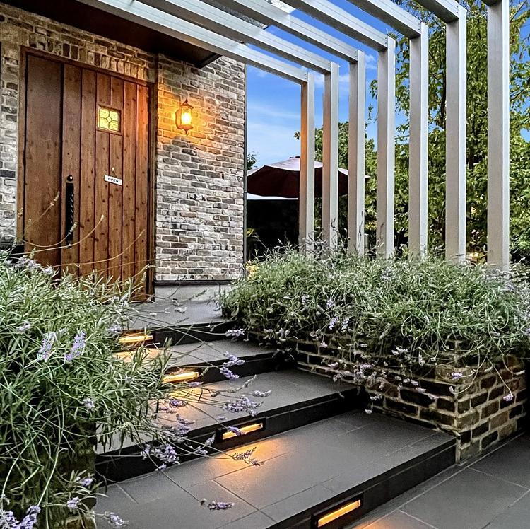 ラベンダーの花咲くエントランス