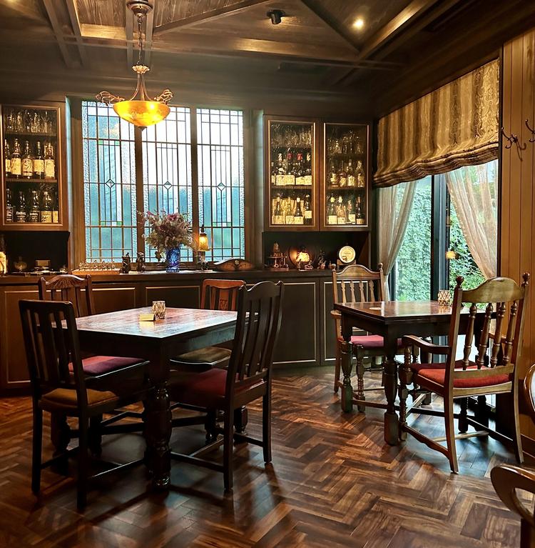 アンティーク家具の席