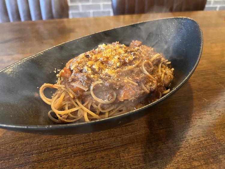 生バスタを使用した牛すじのミートパスタ