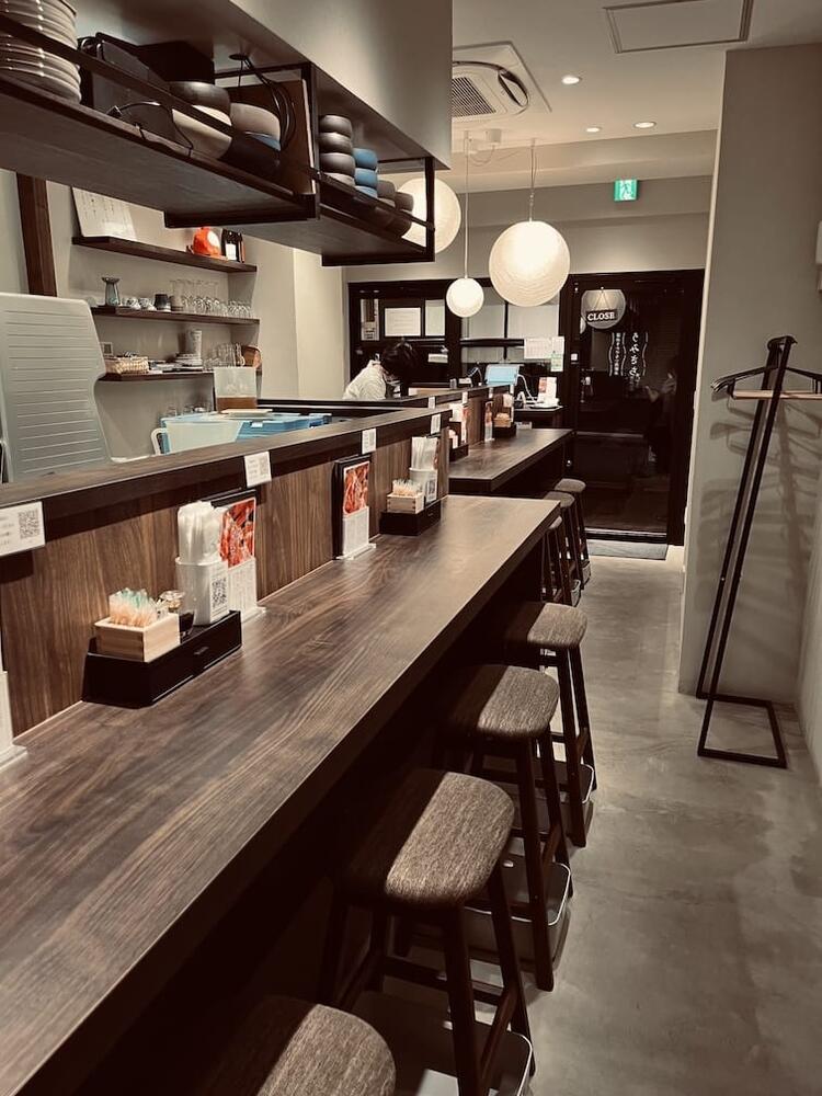 カウンター9席のゆったりした空間