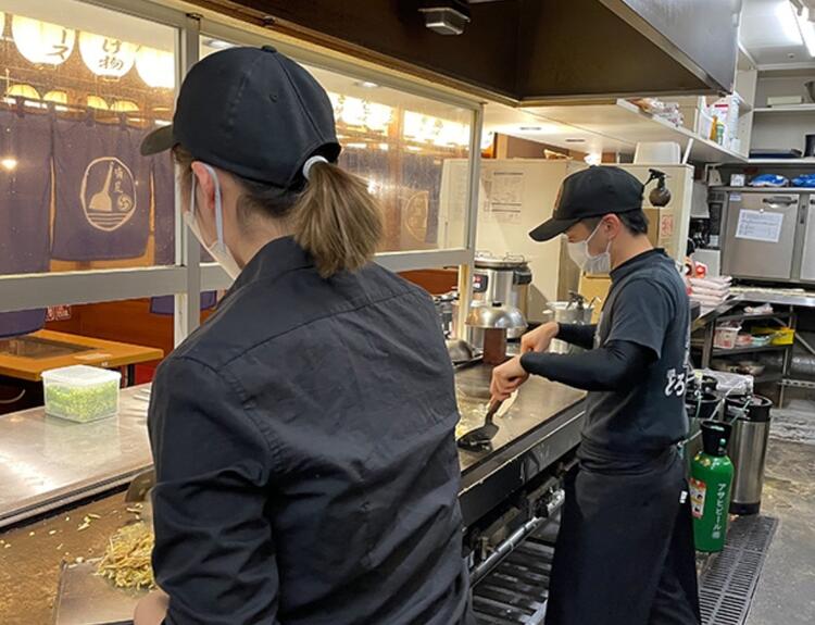 男女スタッフが楽しく働いています♪