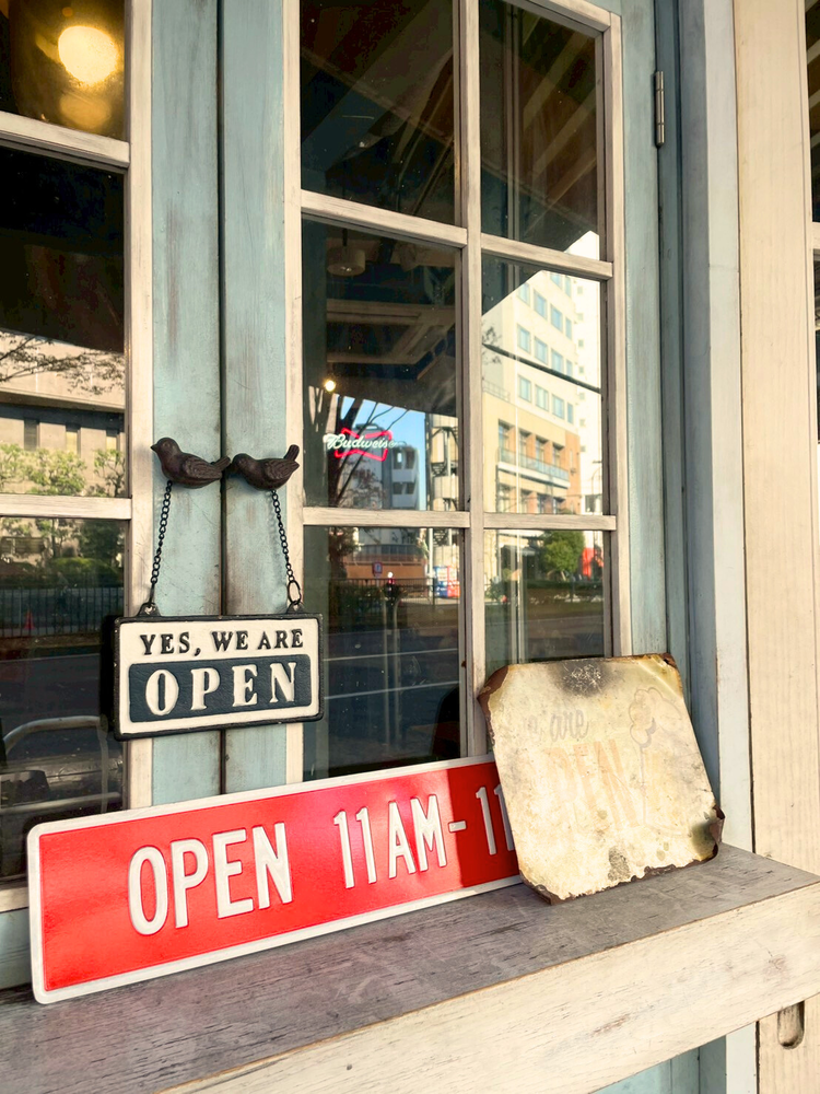 南国をイメージしたお洒落な店内