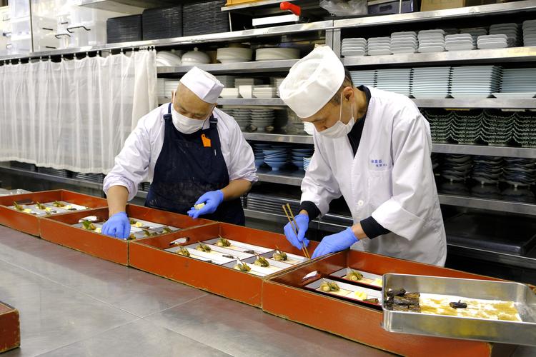 盛り付けや仕込みを担当するメンバーもいま