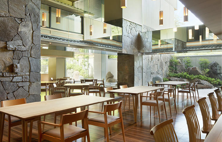 庭を望むレストラン