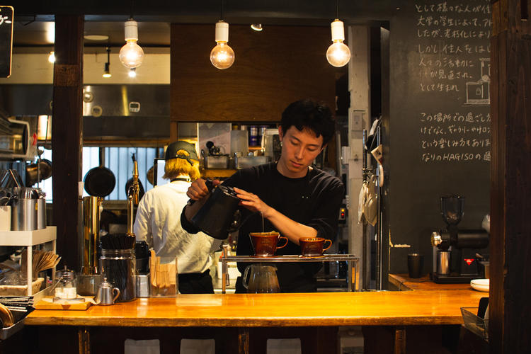 コーヒーは一杯ずつハンドドリップで抽出