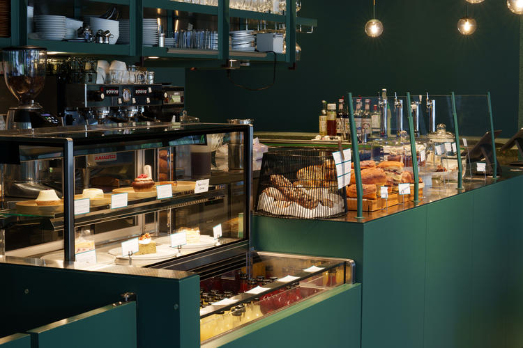 様々なデザート焼き菓子並ぶオシャレな店内