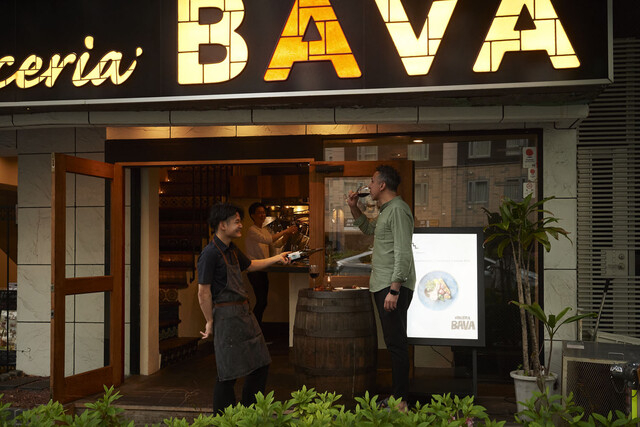 テラス席でもワインを提供◎