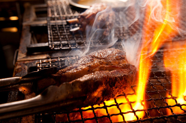 塊肉の炭火焼きが特にオススメ☆