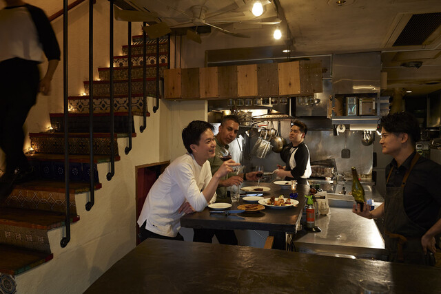 ライブ感のあるオープンキッチンが魅力。