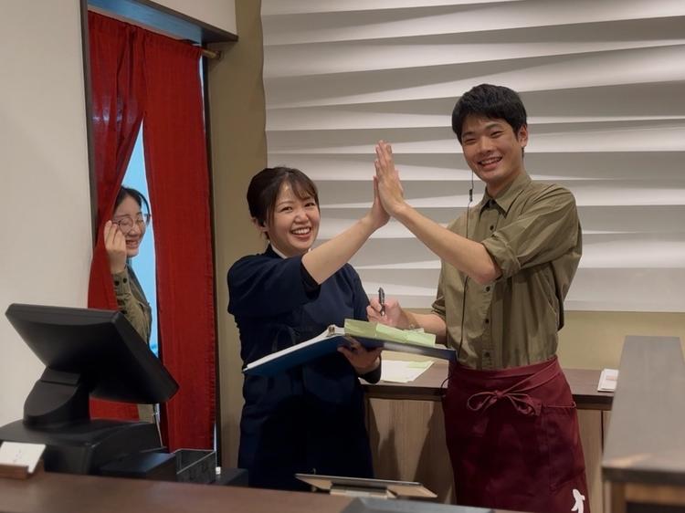 接客サポート／成長を喜び合うチーム。