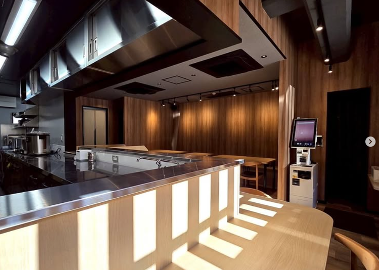 明るく開放的な店内