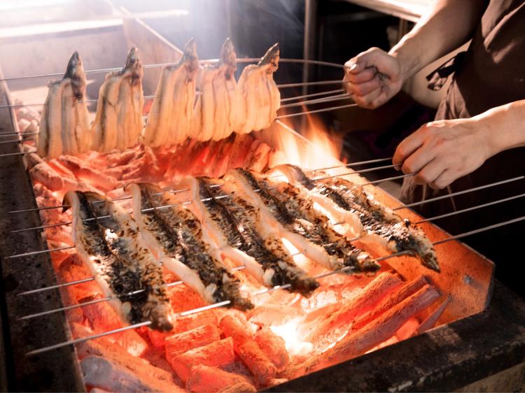 炭火の前で、技と成長をつかむ。