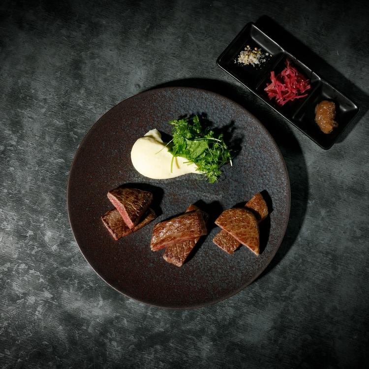 上質な熟成牛の味・食感・見た目・香・音を