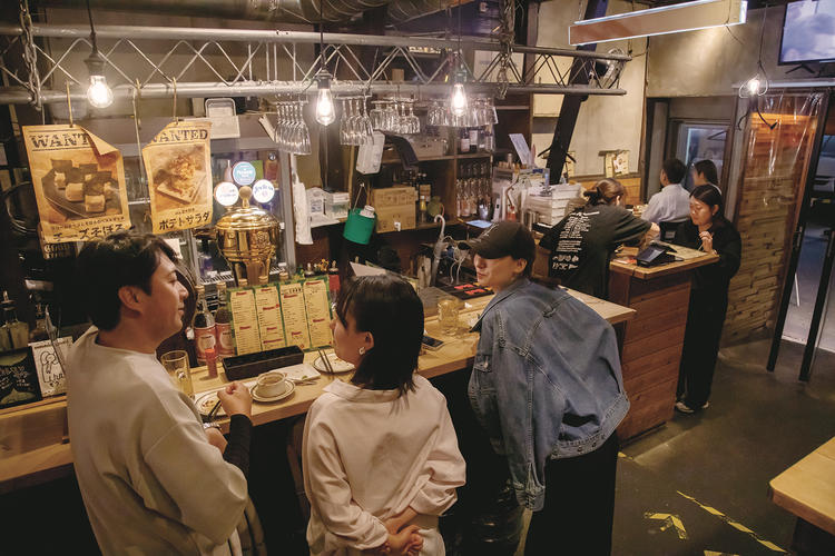 1階は立ち飲み、2階はテーブル（禁煙）