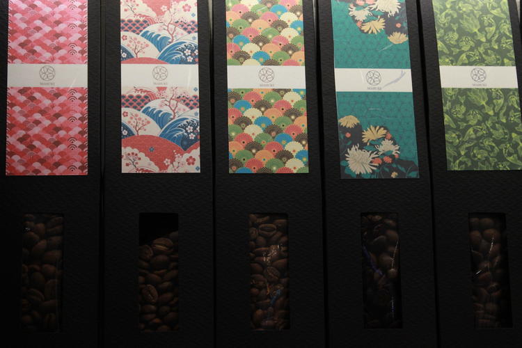 常時10種ほど自家焙煎しています。