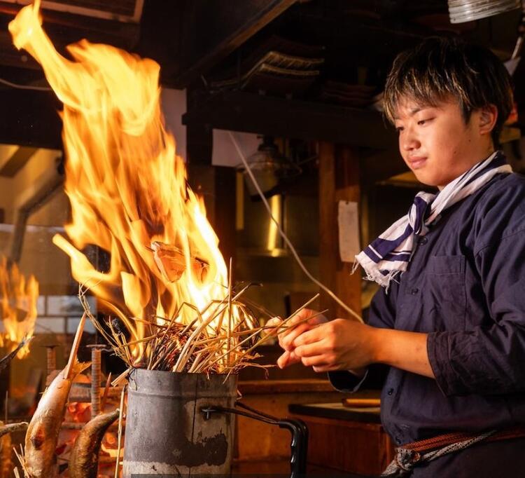 「藁焼き・原始焼き」が名物の居酒屋です。