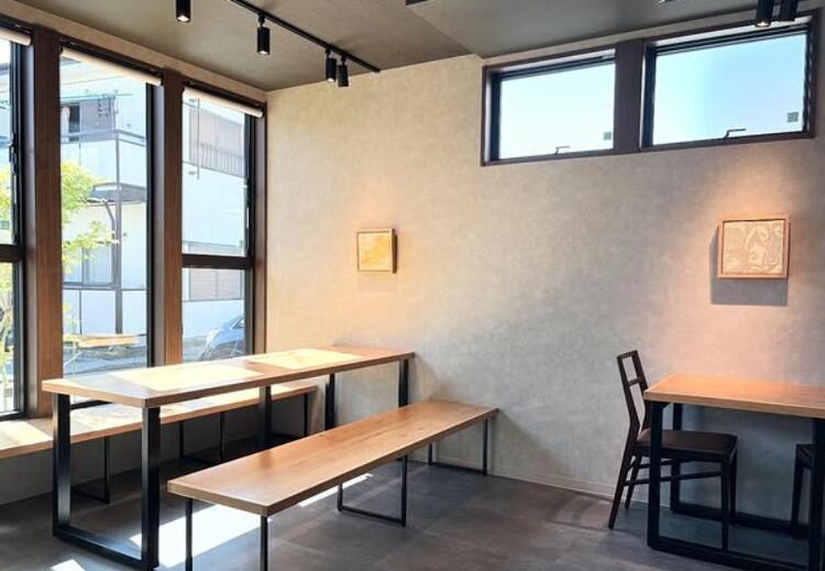 温かみのある店内でお過ごしいただけます。