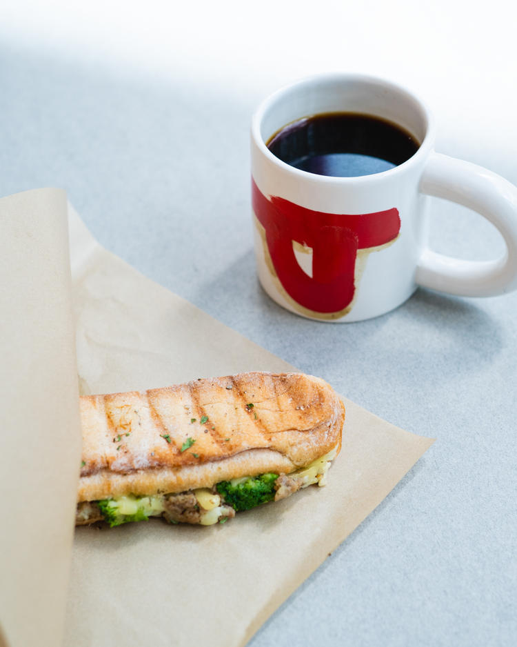 たっぷりのコーヒーはオリジナルマグで提供