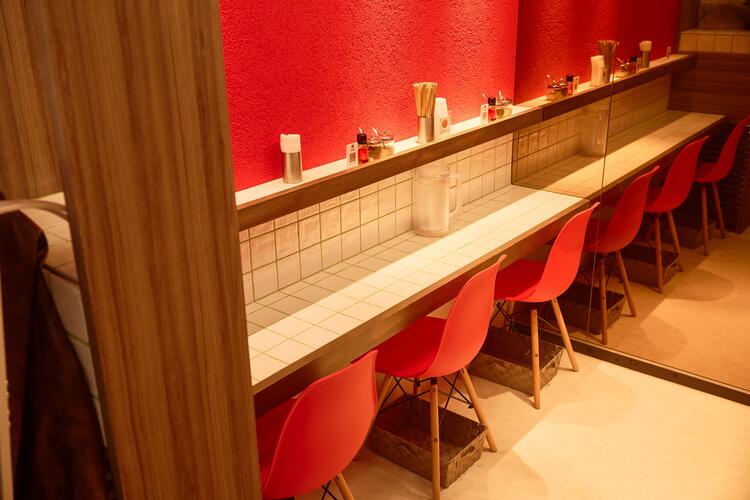 カウンター席まで