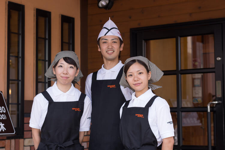 若手スタッフたちと一緒に活気ある店内に◎