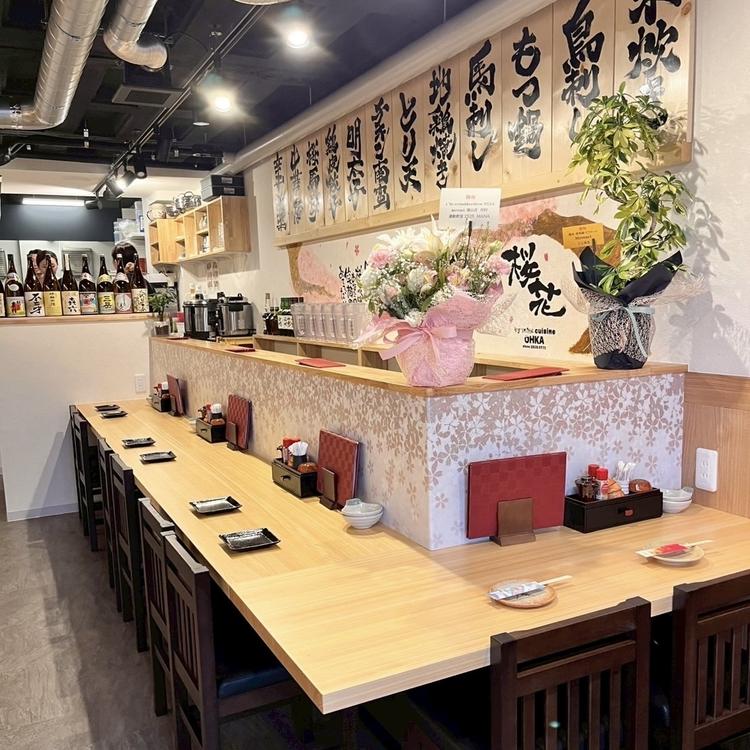 カウンターが8席あります！