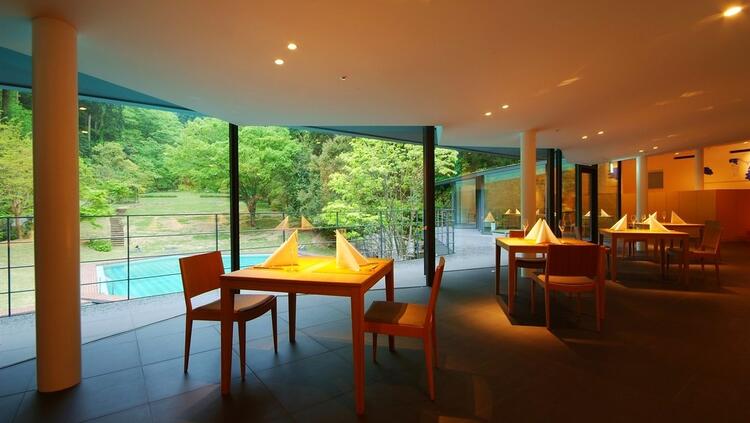 上質感たっぷりの開放的な空間