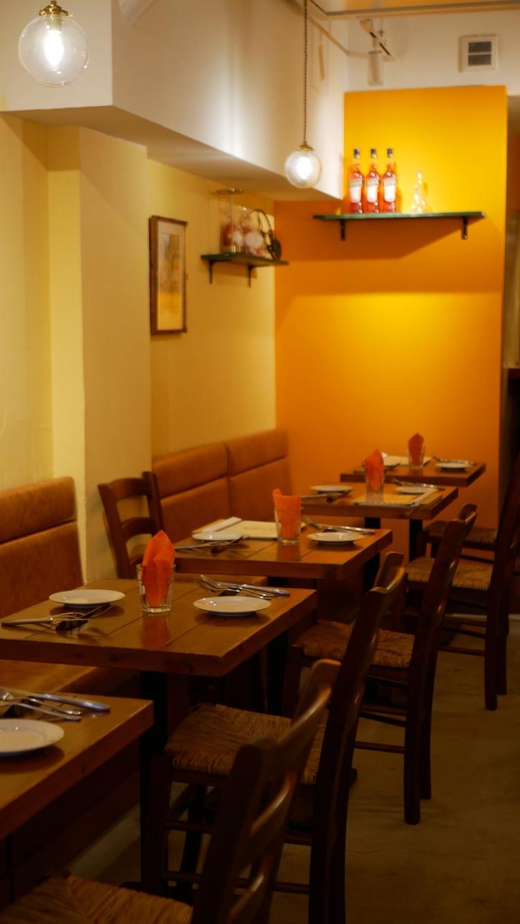 温かみのあるオレンジ色の店内