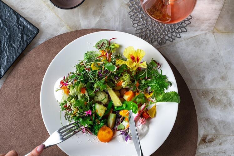 四季の食材を活かした革新的スペイン料理