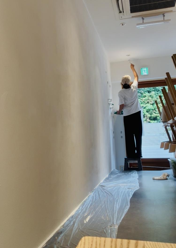 店舗DIYはオーナーも自らコツコツと。