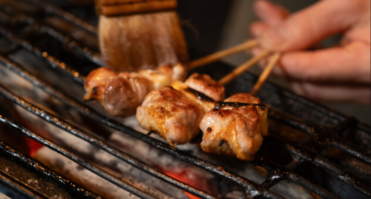 炭火で丁寧に焼き上げる本格焼鳥が自慢
