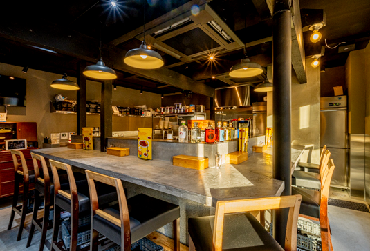 1階カウンター8席のおしゃれ空間