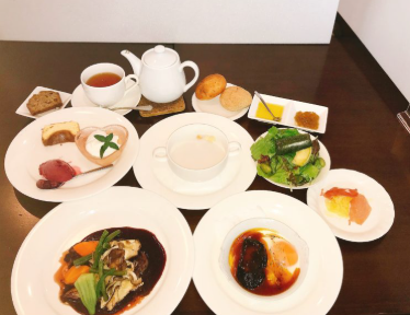 ピアス・ネイル・髪型自由