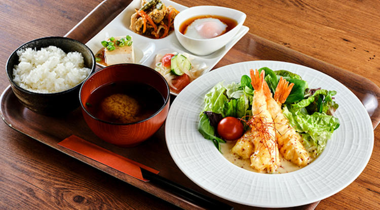 看板メニューの海老フライ