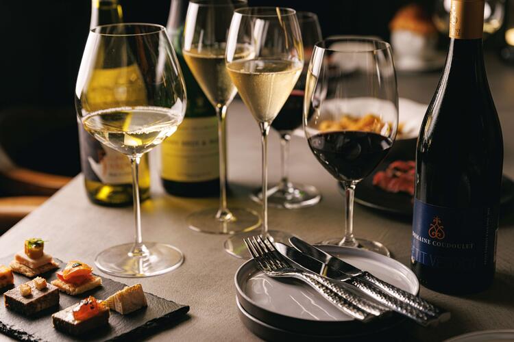 常時30種のファインワインをグラスで提供