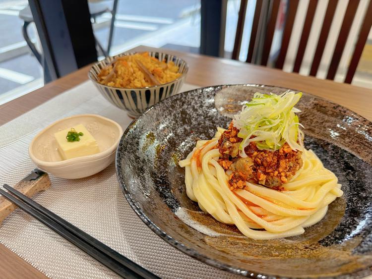 昼はうどん店、夜は居心地の良い酒場！