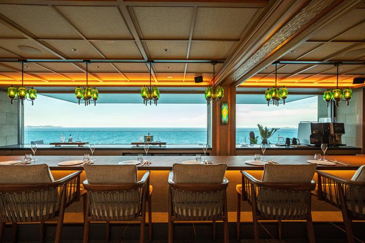 海が見えるカウンター席