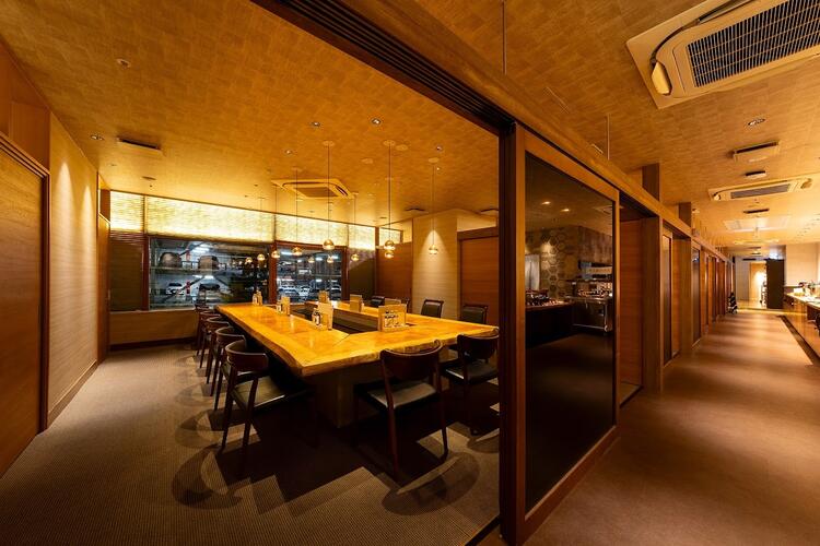 高級感のある広々とした店内