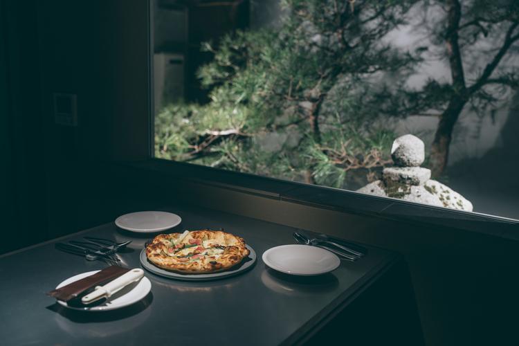 ピザにも空間にもこだわります。