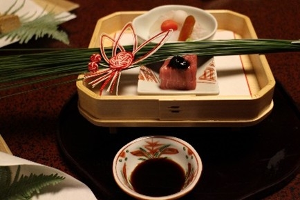 日本各地の旬の味覚を自社制作の器とともに