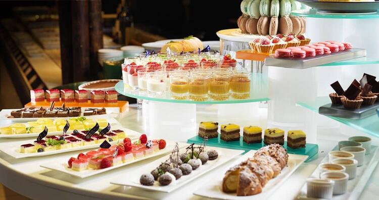 色とりどりのスイーツも多彩にご提供