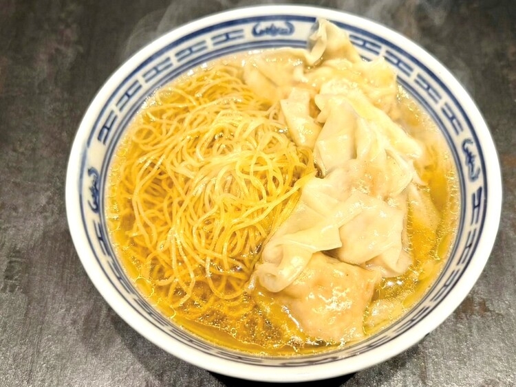 自慢の蝦雲呑麺。現地の味をそのまま再現！