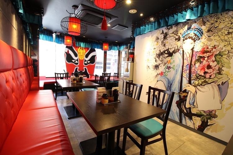 池袋店は本場中国の雰囲気ある店内でお仕事