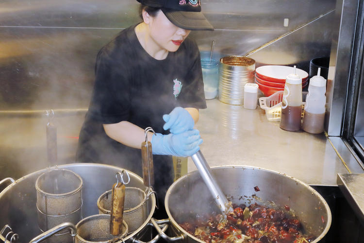 オリジナルの薬膳スープを店舗で作ってます