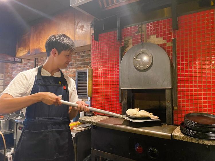 迫力の石窯を使用した調理シーン！