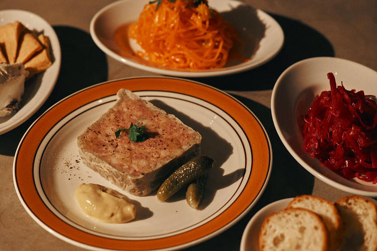 古民家の雰囲気に合わせた料理を提供