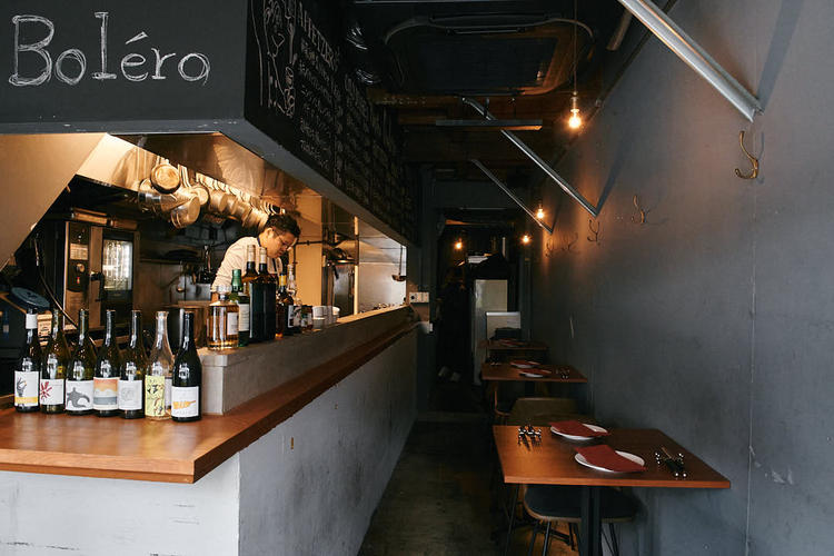 1Fのキッチンとテーブル席です