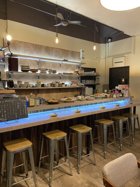 和モダンな落ち着いた空間で働く