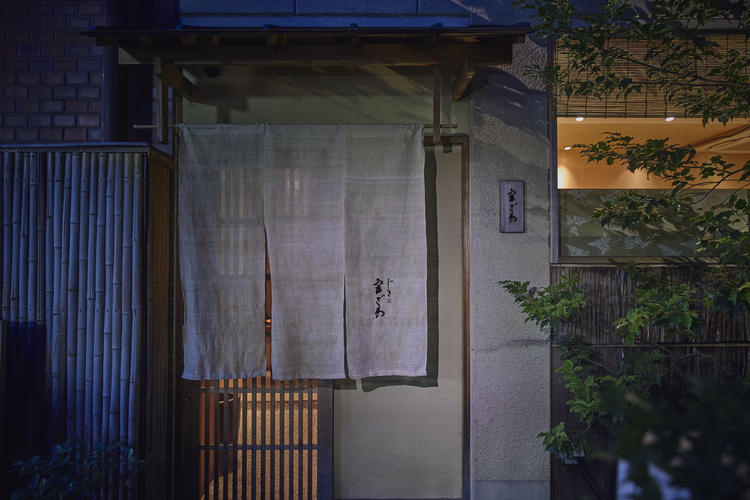 賑わう錦市場と四条エリアで静かに佇みます