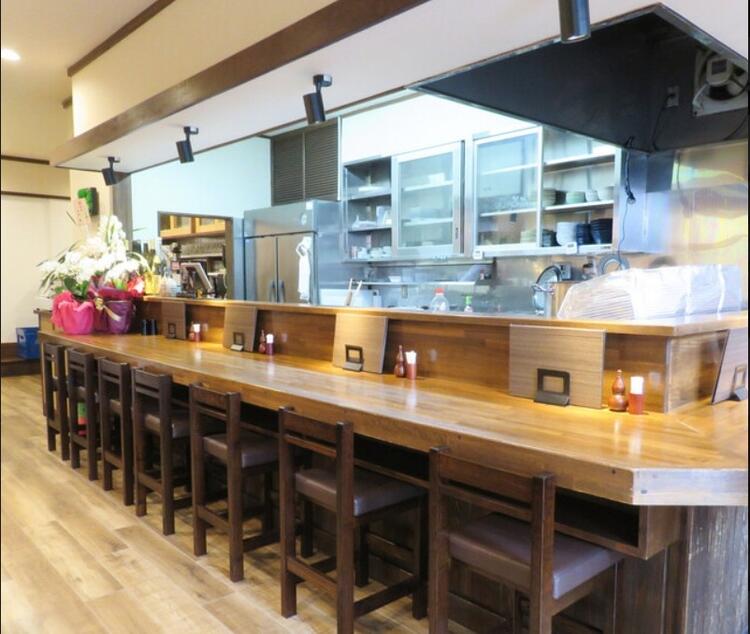 木目調で落ち着いた雰囲気の店内。