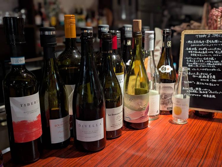 ワインはグラスで常時20種以上。